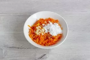 Fry onions and carrots in vegetable oil until tender. Cool, add garlic, pepper and 15 g of starch.