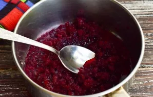 Put horseradish with beets in the marinade. Feed well.