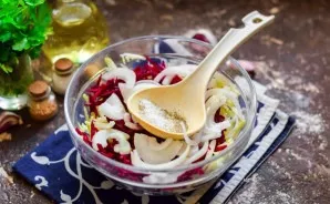 Add salt and sugar to vegetables. Pour in oil and vinegar. Leave the vegetables for an hour.