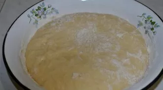 In a bowl, knead elastic dough, it should not stick to your hands.