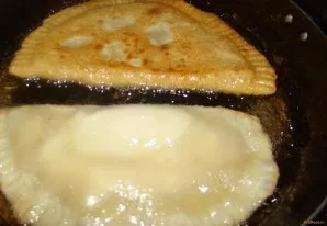 Heat the oil over high heat and fry the cheburek in it until golden brown.