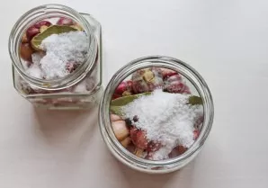 Pour salt and sugar into the jars.