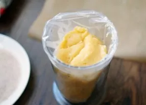 To bake churras, we need a pastry bag. Put the dough in it and squeeze it tightly.