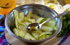 Pour in honey, vinegar and vegetable oil. It is better that the honey was liquid. If the honey is hard, melt it in a water bath.