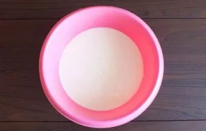 Mix sour cream with scrambled eggs. Beat again.