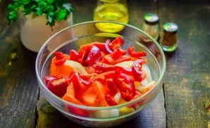 Then clean and cut the sweet paprika into strips. All the ingredients for the stew should be cut into fairly large pieces.