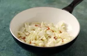 Cut the cabbage into medium-sized pieces. Put in a pan. Fry the cabbage until slightly firm, then season with salt and pepper.