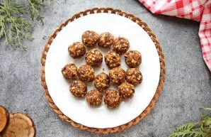 Form round macadamia nut-sized candies. Put in the refrigerator for 15 minutes.