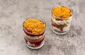 Now you can start collecting dessert. Layer the dessert cookies, curd cream, berries. Arrange in two or more layers.