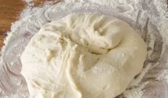 Sprinkle the table with flour and place the dough.