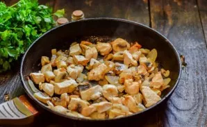 Heat the pan, add all the prepared ingredients and add a little water - 100 ml. Simmer everything for 25 minutes.