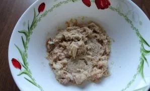 Mix the minced fish thoroughly until smooth, then form small round fish patties with your hands.