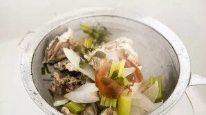 Strain the broth through a sieve, separate the meat and vegetables.