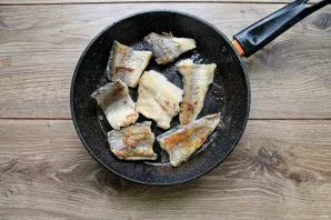 Cut the fish into portions, sprinkle with salt and pepper. Put the fish in a pan and fry on both sides for 2-3 minutes each.