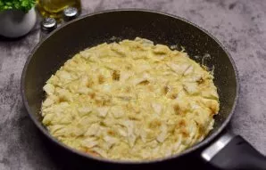 We mix everything and put it in a pan heated and anointed with oil. Cook on one side for 2-3 minutes.