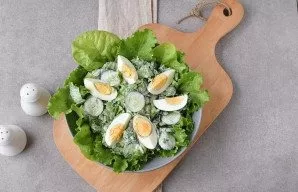 Put seasoned salad on lettuce leaves, decorate with egg slices.