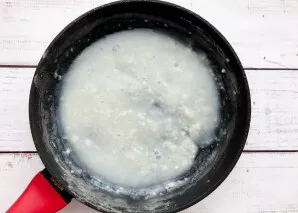 Pour in the remaining water and stir constantly so that there are no lumps left.