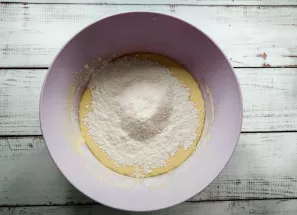 Pour the sifted flour with soda and salt and mix carefully so that there are no lumps.