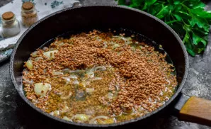 Then pour warm water into the pan, add salt and pepper.