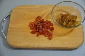 Wash the raisins and dried apricots, chop the dried apricots to the size of a raisin.