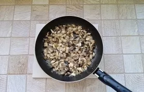 Fry the mushrooms with onions until the liquid evaporates. Add salt and pepper.