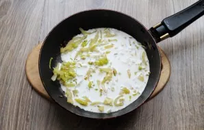 Pour the cream into the pan with the stewed vegetables. Reserve about 25g of cream for later.
