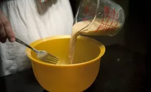 Pour the resulting mixture into breadcrumbs and mix well. The mass should have a thick and sticky consistency.