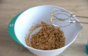 Add the mixture to the bowl with the beaten eggs and mix everything. The dough will be crumbly, make a ball out of it.