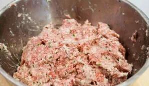 Mix the minced meat well until a homogeneous consistency is formed.