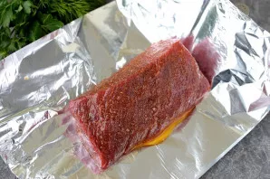Fold the foil in two layers, put the beef on it.
