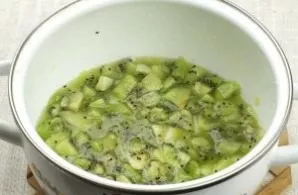 Mix kiwis, sugar and lemon juice. Place the saucepan over medium heat and heat for 3 minutes, then cool.