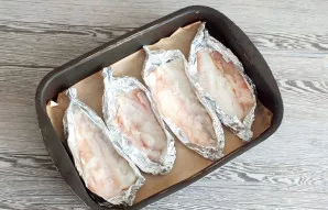 Put the prepared fish in the baking dish.