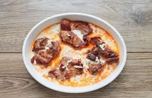 Mix the cream with the remaining mustard, half of the grated cheese and salt. Place the roasted turkey in a baking dish and cover with th...