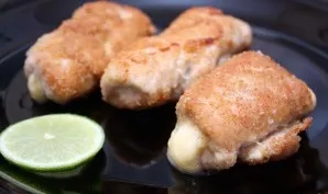 The turkey cooks quickly, so it will take you 5-7 minutes to cook, no more. Turkey rolls ready - with a good appetite.