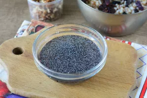 Pour poppy seeds with boiling water for 5-10 minutes, then drain the liquid. You can grind the poppy seeds a little.