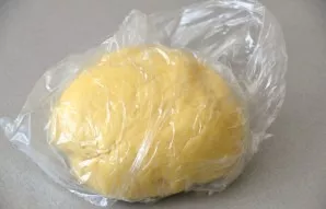 Put the dough in a bag and put it in the refrigerator for 20-30 minutes while preparing the filling.