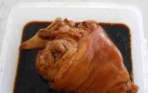 Pour over soy sauce and beer, so hold for twelve hours.