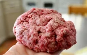 From minced meat we form cutlets of a round shape, like for a hamburger.