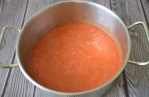 Crush the vegetables as finely as possible.