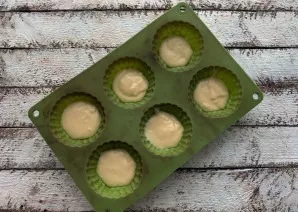 The dough fill the silicone molds by 1/4.