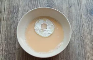 Put an egg in a bowl, add water and beat with a fork until smooth. Fold the apple slices into the mixture so that they are completely cov...