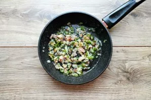 Fry everything over medium heat, stirring for 5-7 minutes.