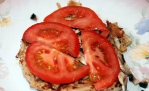 Put sliced mushrooms on each piece of meat, followed by a couple of slices of tomatoes.