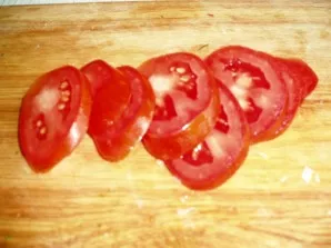 It is necessary to wash the tomatoes and dry them. Cut into thin slices.