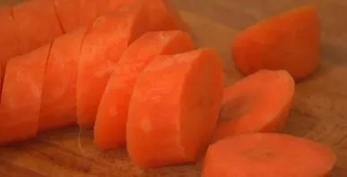 Peel the onion and carrot and cut into large pieces. Put in a pan with garlic and fry for 3-5 minutes.