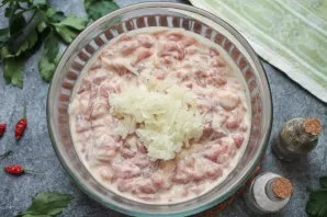 Grate the onion on a coarse grater and add to the mixture, mix.