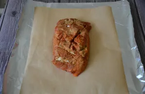 Take the foil, put baking paper on the foil, put the meat on it.