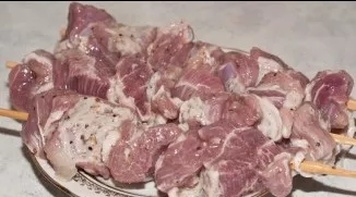 In order for the meat to cook qualitatively and comfortably, we roll it on wooden skewers.