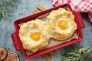 Place the tin with eggs in a hot oven and bake at a temperature of 180 degrees for 6-8 minutes until the cheese crust has a golden color....