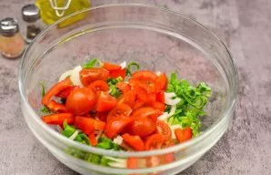 Cut cherries or any tomatoes into slices. Put tomatoes in the salad.